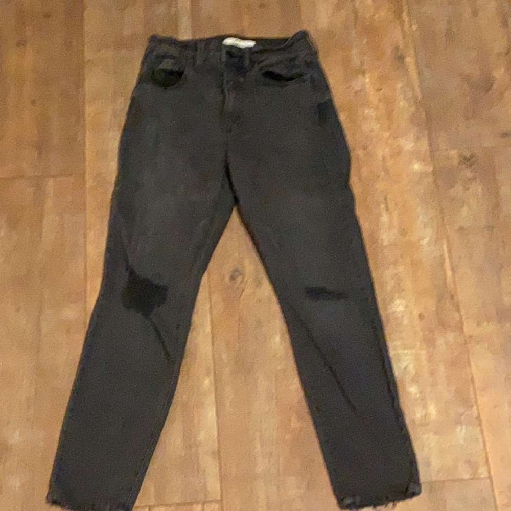 Lightly worn buckle mom jeans! In really good condition and fit great!
